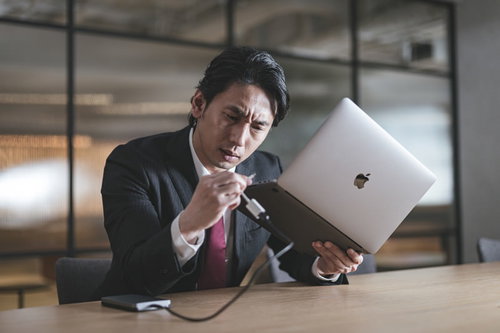 USBの端子が違って接続できない会社員のトラブル