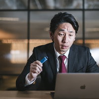 このデータが欲しければ金銭と引き換えが条件だと脅迫する会社員男性の写真