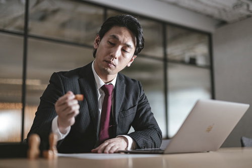 判子を押すだけで出勤する役員男性がサインする契約書類