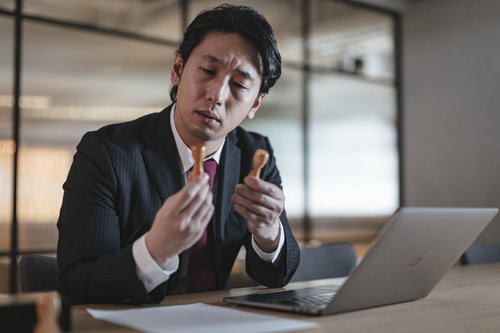 判子を押してデータ化するのに疲れた会社員男性