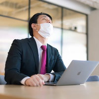 誰もいないオフィスでノートパソコンを使ったオンライン会議の写真
