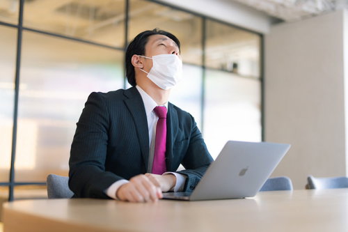 誰もいないオフィスでノートパソコンを使ったオンライン会議