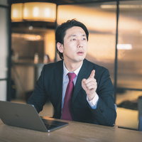 会議室で新しいアイデアが閃くビジネスマンの写真