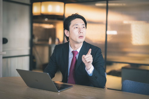 会議室で新しいアイデアが閃くビジネスマン