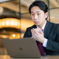 音声のみの会議なのに「ナルホド！」という動作をしてしまう男性の写真