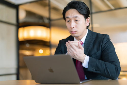 音声のみの会議なのに「ナルホド！」という動作をしてしまう男性