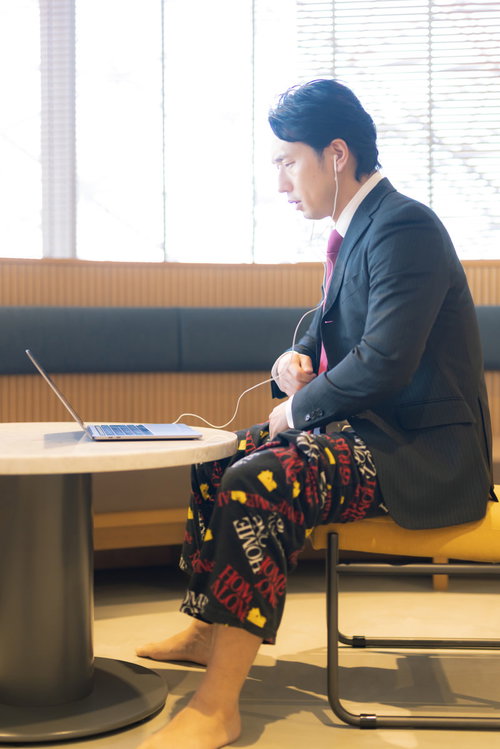 今日も上半身スーツで会議に参加する社畜男性