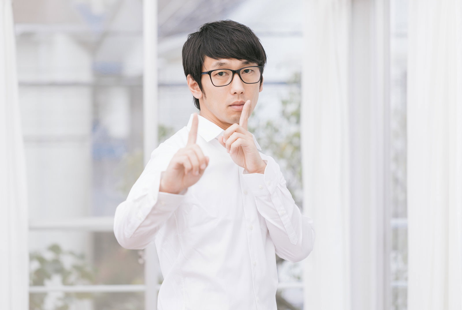 眼鏡の男性が無表情で恋ダンスのポーズをとっている［モデル：大川竜弥］
