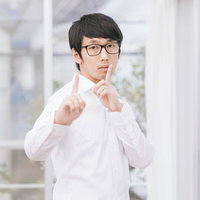 眼鏡をかけた無表情の男性が恋のダンスを踊るの写真