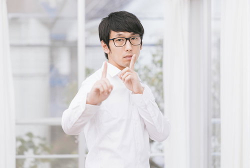 眼鏡をかけた無表情の男性が恋のダンスを踊る