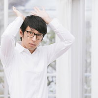 会話のトスを上げる眼鏡をかけた元セッター男性の写真