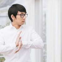 PHPコードを見るエンジニアの写真