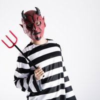 サードウェーブ系男子が悪魔に扮した仮装姿の写真