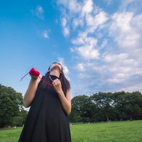 赤い糸が切れてしまい雄叫びをあげるアラサー女性の写真