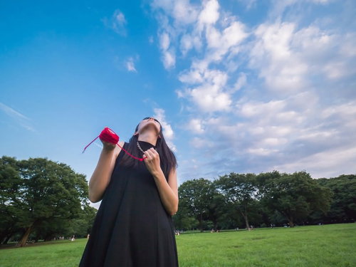赤い糸が切れてしまい雄叫びをあげるアラサー女性