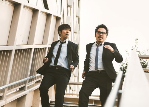 健康のために階段を駆け下りるジャーナリスト