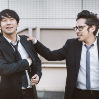 「それ、俺のボールペンだから」と肩をつかむ先輩の写真