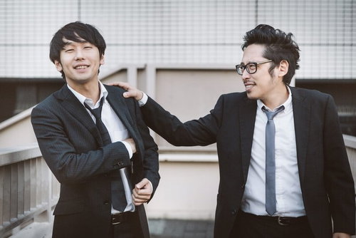 「それ、俺のボールペンだから」と肩をつかむ先輩