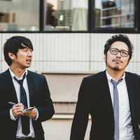 「上を向いて歩こう」と後輩を励ますパイセンの写真