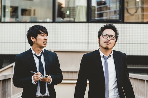 「上を向いて歩こう」と後輩を励ますパイセン