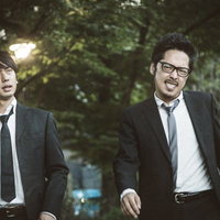 張り込み中に腰痛が悪化し歩いて帰宅する特派員コンビの写真