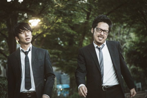 張り込み中に腰痛が悪化し歩いて帰宅する特派員コンビ