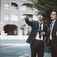 やっとの思いで取材対象者の家を見つけた記者と同行者の写真