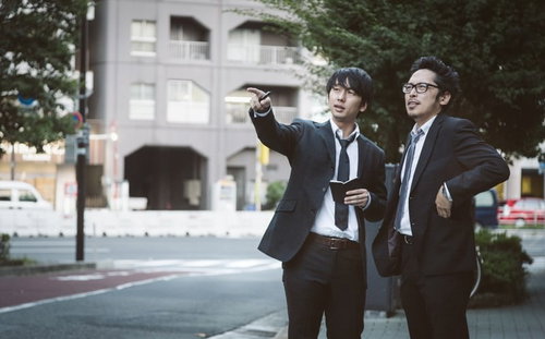 やっとの思いで取材対象者の家を見つけた記者と同行者