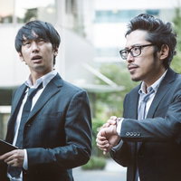 本日分の締切りを気にするジャーナリストと記者の写真