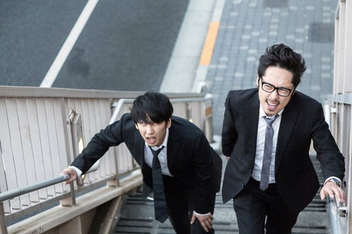 膝に矢を受けてしまった外回り取材で急ぐジャーナリストたち