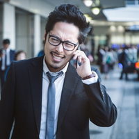 急な部署異動に納得がいかない会社員が電話で怒るの写真
