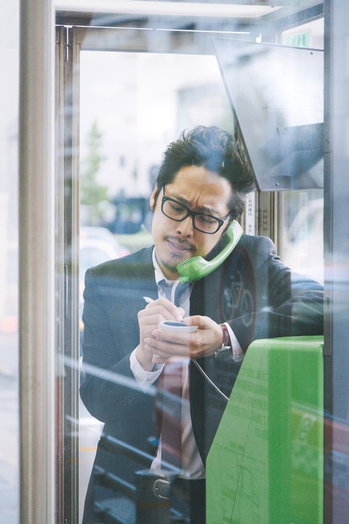 スマホに頼らず「まだスマホで消耗してるの？」と煽るアナログネイティブ