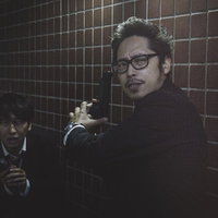 ディスカウントストアで買ったライターの使い方がわからない男性の写真