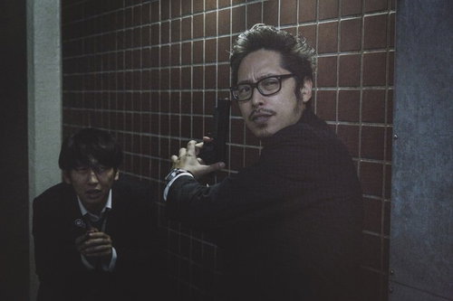 ディスカウントストアで買ったライターの使い方がわからない男性