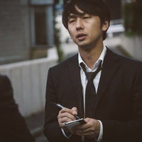 徹夜明けでフラフラの新聞記者の写真