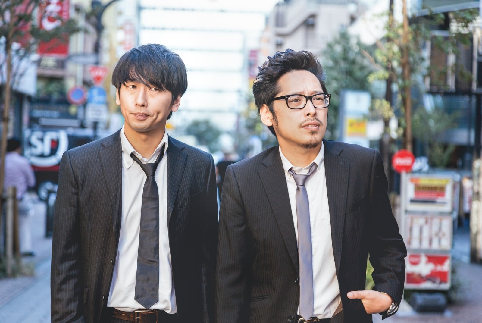 街中で取材に動く記者コンビ［モデル：ゆうせい 大川竜弥］