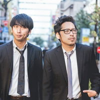 街中で取材に動く記者コンビの写真