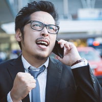 大型案件の受注が決まった時のガッツポーズをする営業の写真