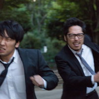 尾行中犯人と目が合ってしまった私服警官、必死にダッシュの写真