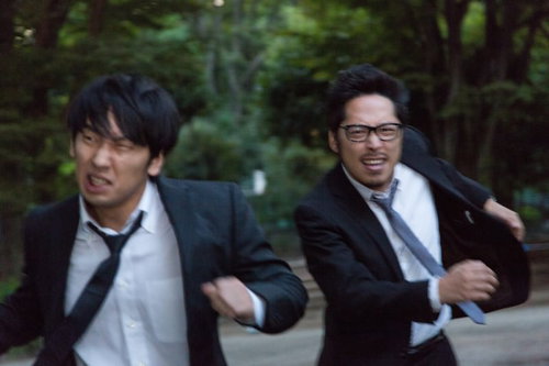 尾行中犯人と目が合ってしまった私服警官、必死にダッシュ