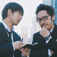 部下の速記が理解できず音読してもらう上司の写真