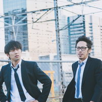 人気女性タレントを見失ったパパラッチの写真