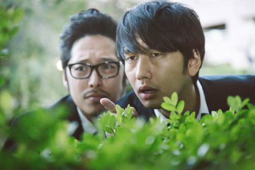 犯人グループの隠れ家を見つけた特攻野郎・木陰での張り込み