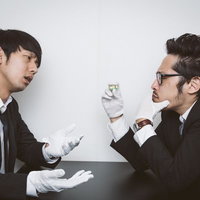 怪しい錠剤を調べる刑事と記者が証拠を確認の写真