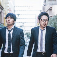 勤務明け繁華街をふらふら歩く取材ジャーナリストの写真