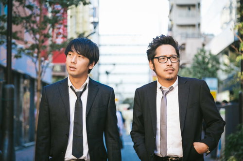 張り込み中に言い争うスーツ姿の上司と部下