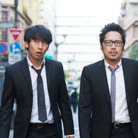 ランチ難民の会社員、街中で聞き込み調査する男性たちの写真