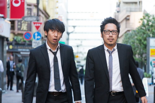 ランチ難民の会社員、街中で聞き込み調査する男性たち