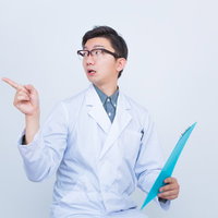 「あの薬処方しといて」と指示する医者の写真