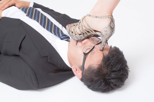 顔の上にハイヒールを載せられた男性